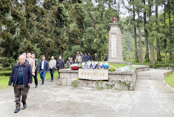 南昌市政建設(shè)集團(tuán)組織黨員干部上井岡山開(kāi)展黨史學(xué)習(xí)教育6008.jpg