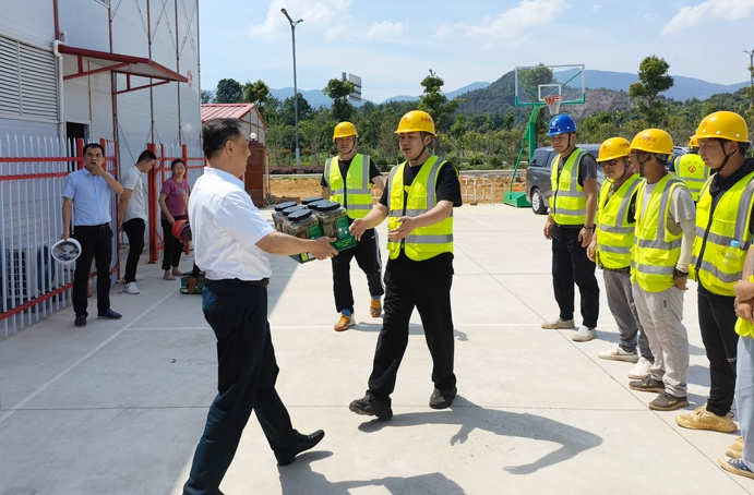 南昌市政建設集團徐旭前往綠色建材科技產業園項目一線送清涼