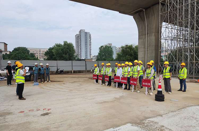 南昌市政建設(shè)集團各項目組織開展形式多樣的安全生產(chǎn)應(yīng)急演練