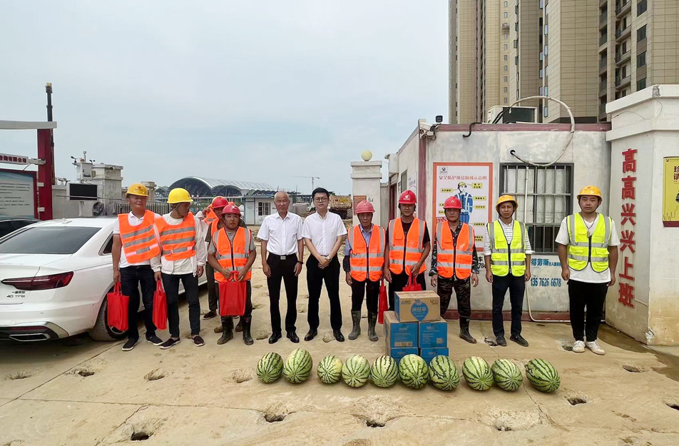 南昌市政建設(shè)集團(tuán)開展夏日送清涼慰問活動