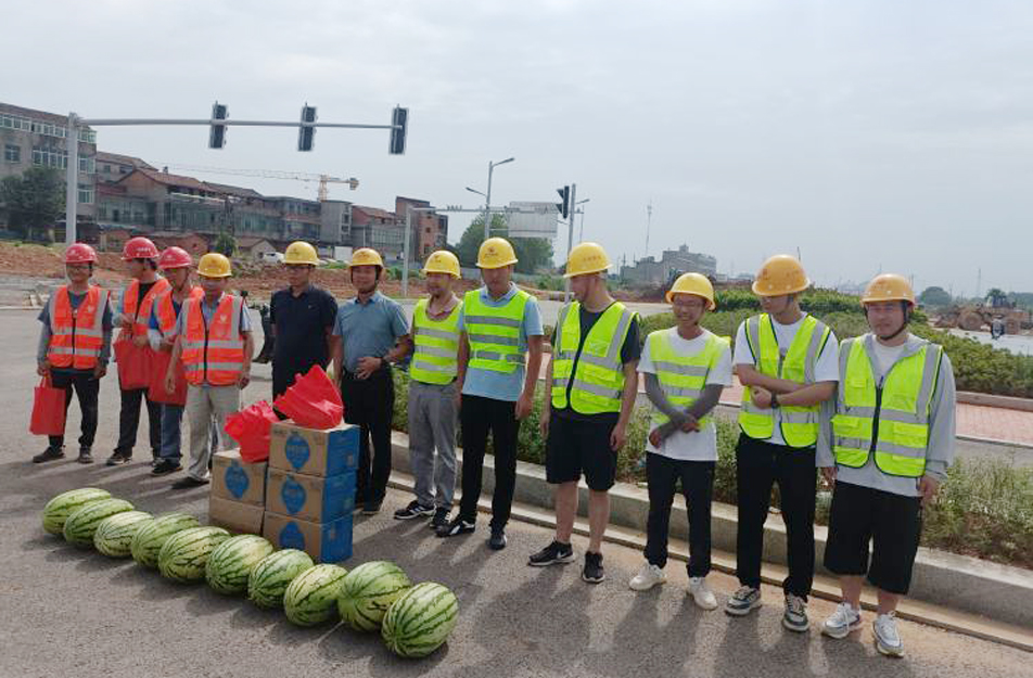 南昌市政建設(shè)集團(tuán)開展夏日送清涼慰問活動